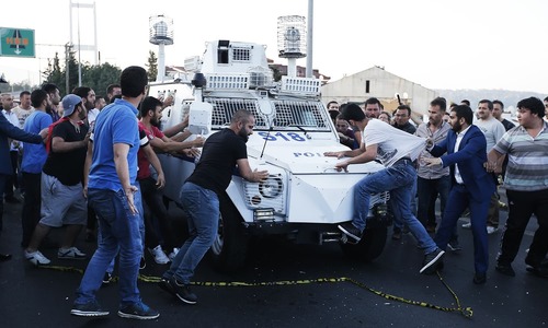 Protests and bloodshed in coup-hit Istanbul: 'Brothers should not spill blood' Protests and bloodshed in coup-hit Istanbul: 'Brothers should not spill blood'