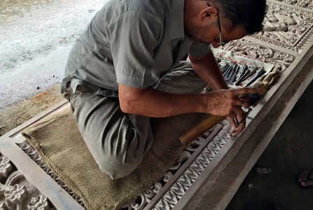 A worker engraves a stone that Hindu nationalist group Vishva Hindu Parishad (VHP) say will be used to build a Ram temple at the disputed religious site in Ayodhya. ─Reuters