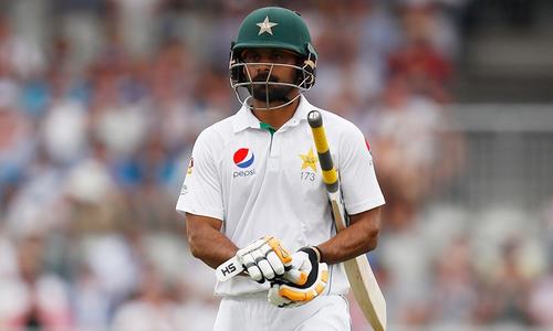 Follow-on clouds loom over Pakistan after four early wickets