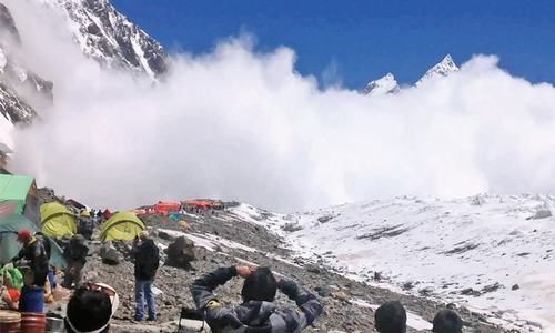 Mission on K2 abandoned after avalanche Mission on K2 abandoned after avalanche