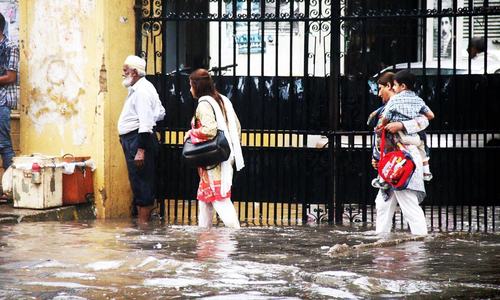 Downpour causes havoc on Karachi roads, streets remain flooded