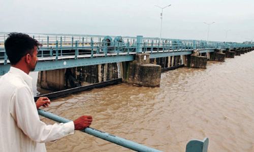 Medium flood in Chenab, Jhelum ravages villages