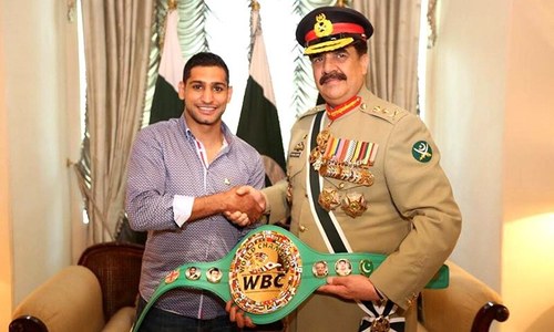 Boxer Amir Khan honours Gen Raheel Sharif with championship belt