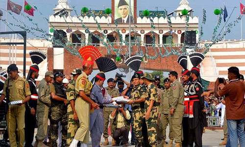 Pakistan forces give Indian troops sweets at Wagah on Independence Day