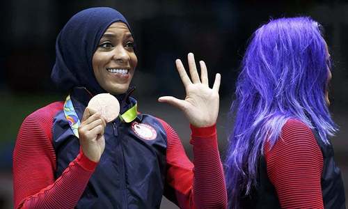 Bronze for hijab-wearing US fencer Ibtihaj Mohammad