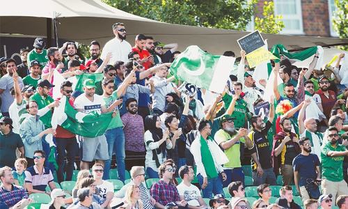Pakistan trounce England, make Independence Day memorable