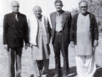 کیپٹن ظفراللہ پوشنی (دائیں سے دوسرے نمبر پر) فیض احمد فیض اور دیگر کے ساتھ.