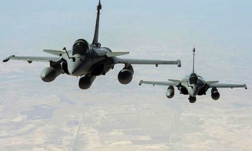 India signs $8.8bn deal to buy 36 French Rafale fighter jets India signs $8.8bn deal to buy 36 French Rafale fighter jets