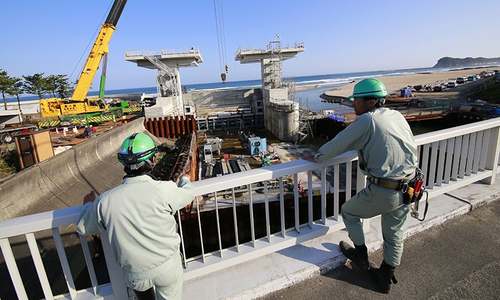 Tsunami hits Japan after strong quake jolts country
