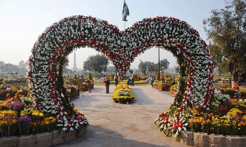 Greater Iqbal Park: Colourful display of flowers and fountains