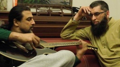This video of Junaid Jamshed and Salman Ahmed singing 'Dil Dil Pakistan' will warm your heart