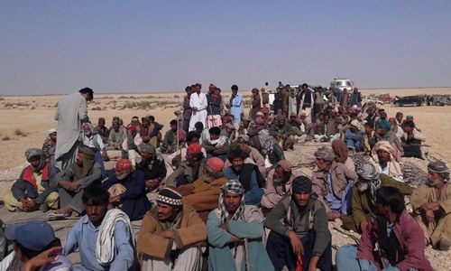 کسانوں نے گنداواہ کو شوران سے ملانے والے لنک روڈ کو بلاک کردیا&mdash;۔فوٹو/ علی شاہ