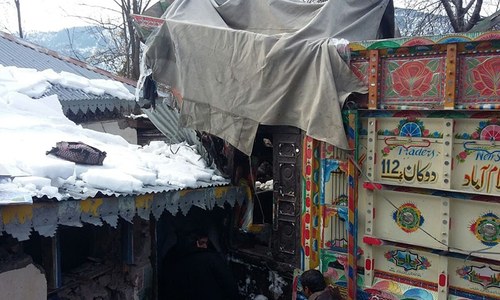 حادثہ ڈرائیور کی غفلت کے نتیجے میں پیش آیا&mdash;۔فوٹو/ طارق نقاش