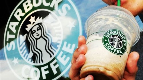Starbucks to defy ban, hire 10,000 refugees