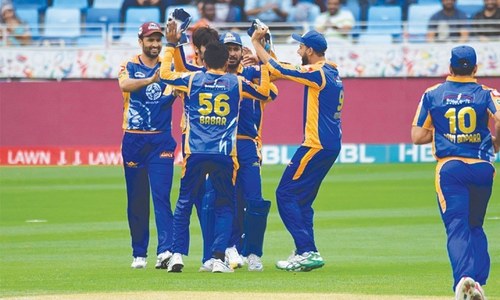 Karachi Kings seal final playoff spot with last-gasp win