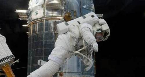 SpaceX to send two tourists around Moon in 2018