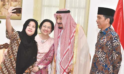 King Salman embraces &lsquo;selfie&rsquo; on Asia tour