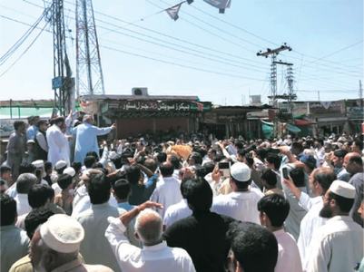 Men, women protest lynching, lay wreaths on Mashal&rsquo;s grave