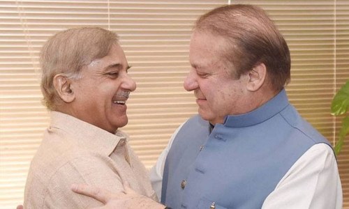 پاناما کیس کا فیصلہ آنے کے بعد وزیراعظم نواز شریف اپنے بھائی شہباز شریف کو گلے لگائے ہوئے—۔فوٹو/ مریم نواز ٹوئٹر