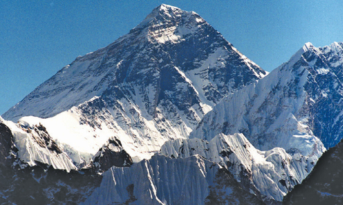 Mountaineer abandons Everest summit to help injured compatriot
