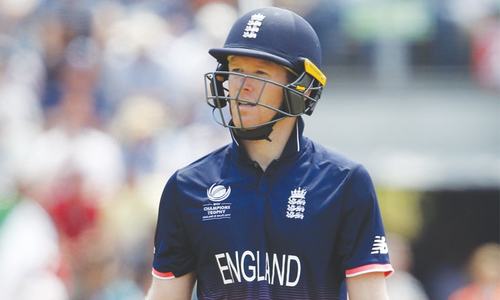 Unfair to blame pitch for England&rsquo;s defeat: Waqar, Hussain