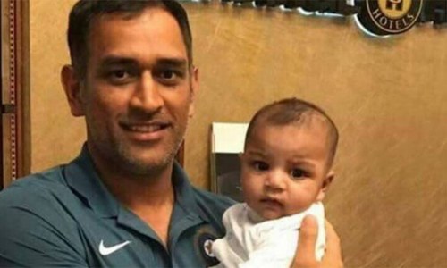 MS Dhoni wins hearts with picture of Sarfaraz's son