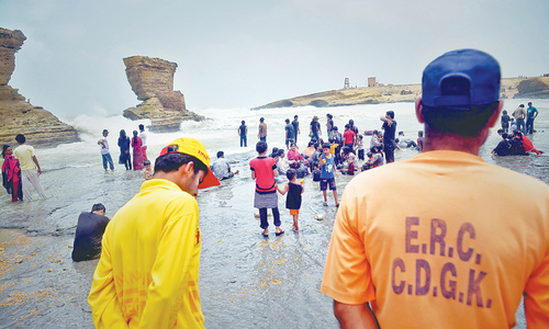 ‘Enjoy beach visit on Eid but avoid swimming’ ‘Enjoy beach visit on Eid but avoid swimming’