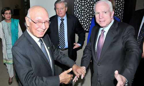 McCain urges India, Pakistan to hold talks on Kashmir issue
