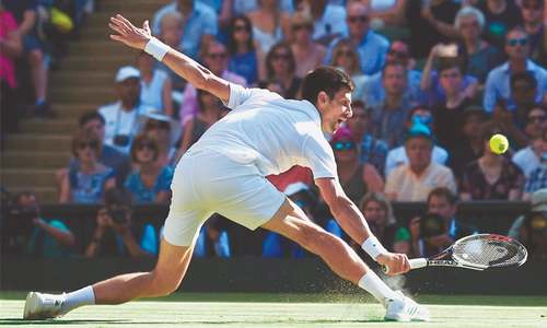 Federer, Djokovic march on at Wimbledon