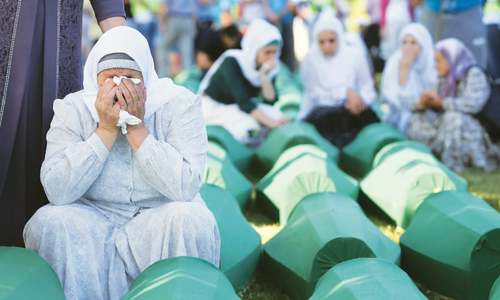 Thousands mourn Srebrenica massacre victims