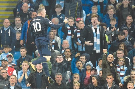 Sterling stunner spares 10-man City against Everton