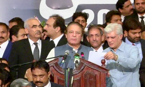 Noisy lawyers' convention lends support to defiant Nawaz