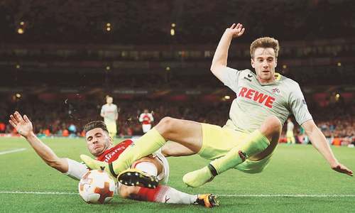 Arsenal win after crowd trouble, Silva fires Milan