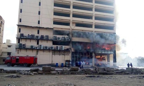 Fire erupts at 14-storey building in Karachi's Clifton area