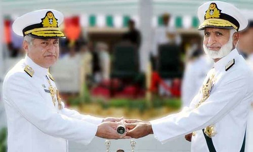 Admiral Zafar Mahmood Abbasi (left) taking over the command of Pakistan Navy from Admiral Muhammad Zakaullah. Photo: Pakistan Navy