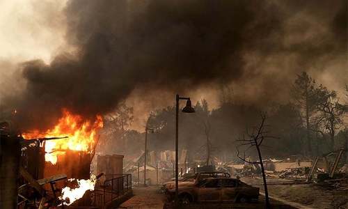 Thousands evacuate as California wildfires kill 10