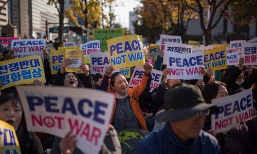 Thousands urge peace in anti-Trump protest in S. Korea Thousands urge peace in anti-Trump protest in S. Korea