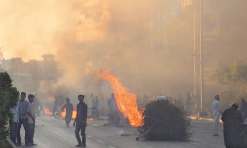 35 people injured in violent clashes in Karachi