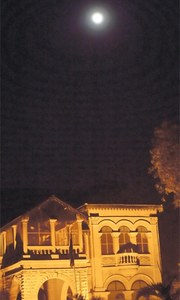 Astronomy buffs looking heavenward at supermoon