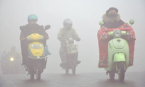 China vows to clean up pollution, further open economy