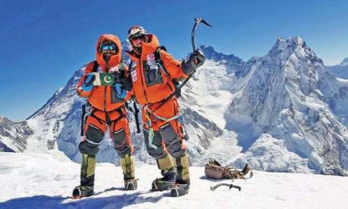 Expedition teams in decisive stages of climbing peaks