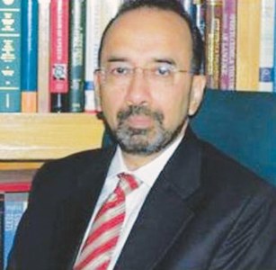 Senior lawyer unwilling to assist court in disqualification case