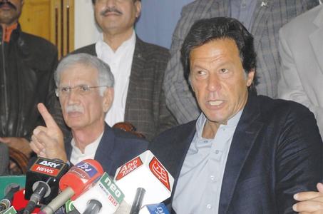Imran backs KP police after CJ&rsquo;s criticism