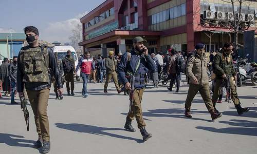 Gunmen kill officers, free suspected militant in Srinagar hospital raid Gunmen kill officers, free suspected militant in Srinagar hospital raid