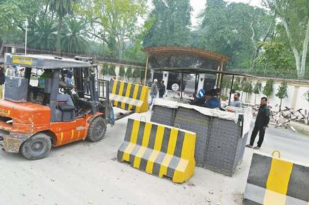 CJP tells IG to get roads near Nawaz and Shahbaz&rsquo;s residences reopened