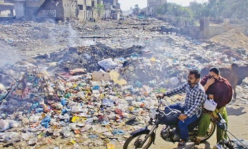 Karachi police begin arresting people for throwing garbage in the open