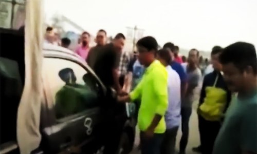Chinese workers thrash policemen in Khanewal