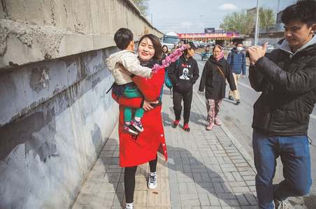 Wife of detained lawyer sets off on 100km march