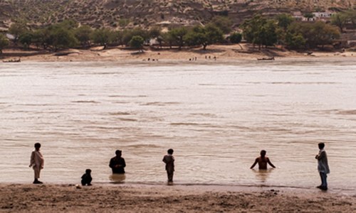 Three of family drown while taking selfie Three of family drown while taking selfie
