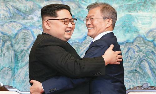 Koreas pledge to work for peace after symbolic summit